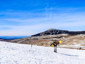 武汉居民家阳台变身奇妙冰雪世界，冬日景观惊艳亮相